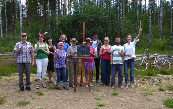 Vuoden 2016 kylätaideleirin osallistujat heiluttelevat pensseliä ilmavuuden saamiseksi teoksiinsa